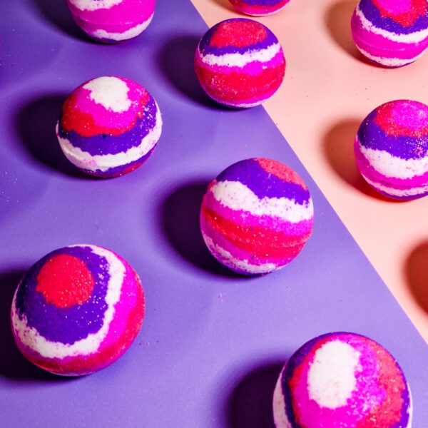 Raspberry Creme Bath Bomb - Jumbo 180g