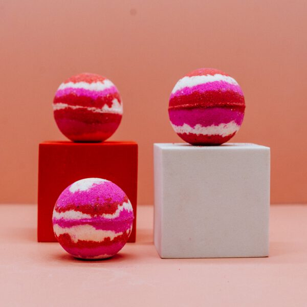 Strawberry & Cream Bath Bomb - Large 120g
